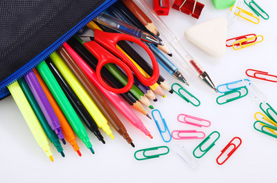 桌上的學(xué)校用品 文具的學(xué)習(xí)伴侶